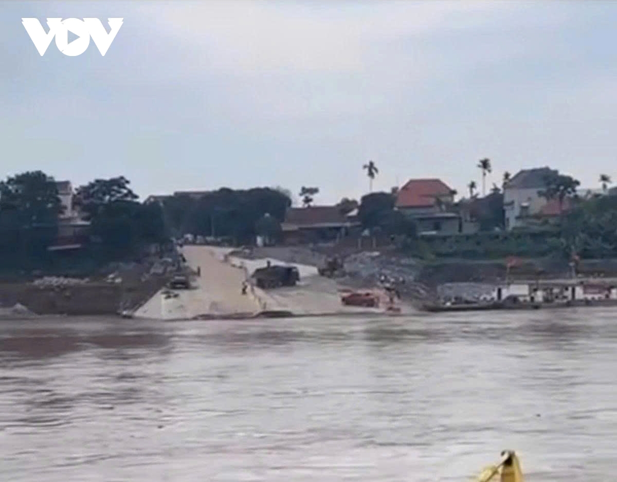 Floodwaters wash away Phong Chau pontoon bridge in Northern Vietnam